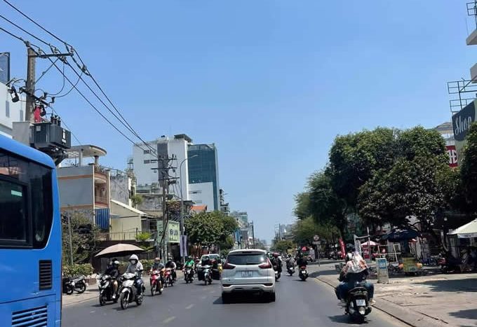 Nhà mặt tiền Cách Mạng Tháng 8 4m2x18